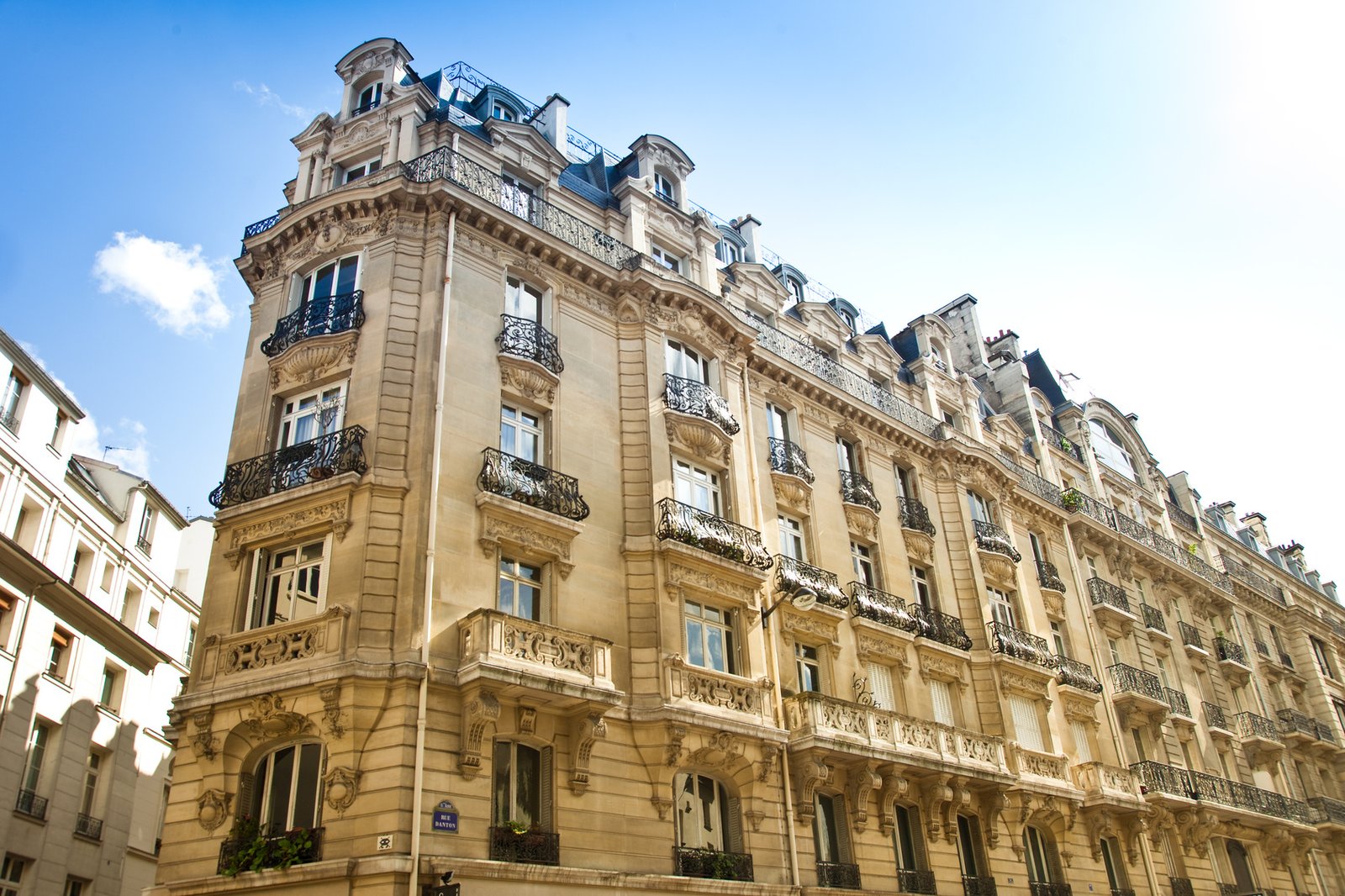 Photo d'un bel immeuble haussmanien